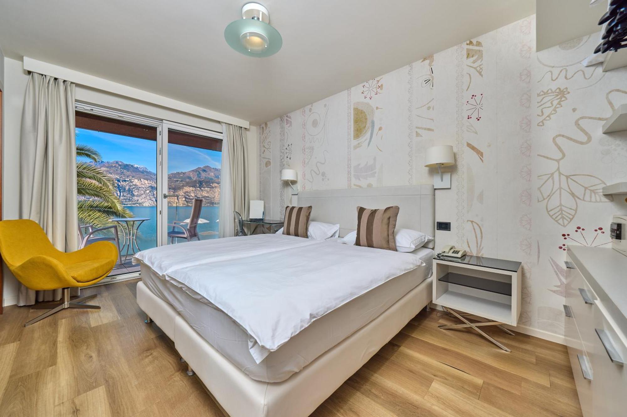 Hotel Capri Мальчезине Экстерьер фото
