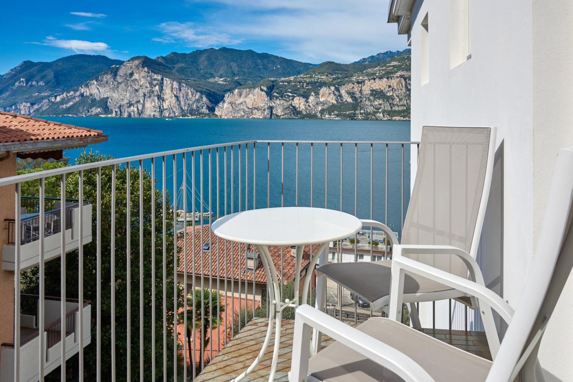 Hotel Capri Мальчезине Экстерьер фото