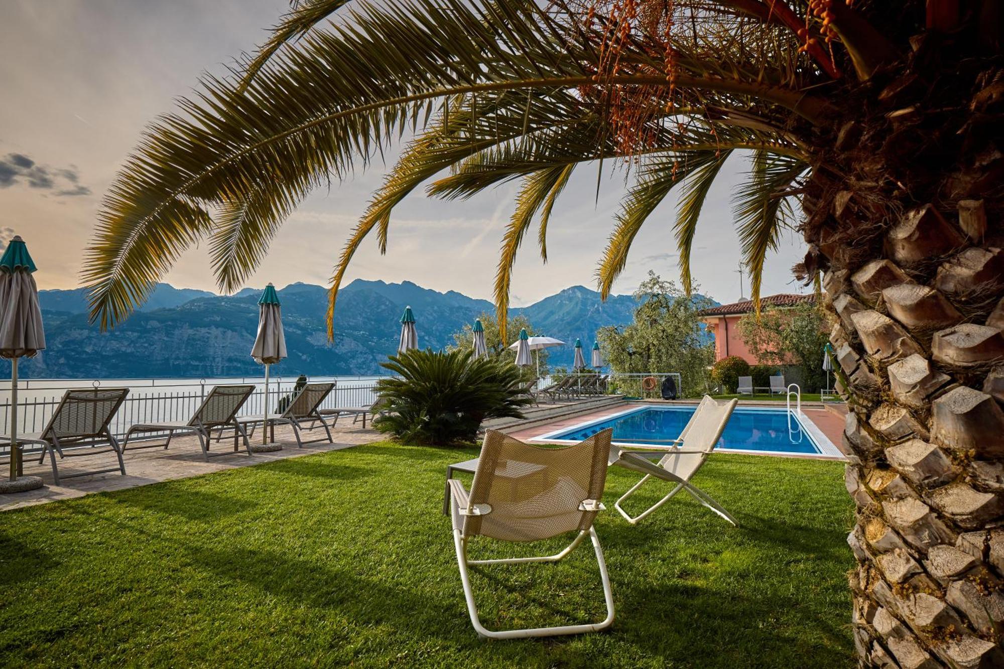 Hotel Capri Мальчезине Экстерьер фото