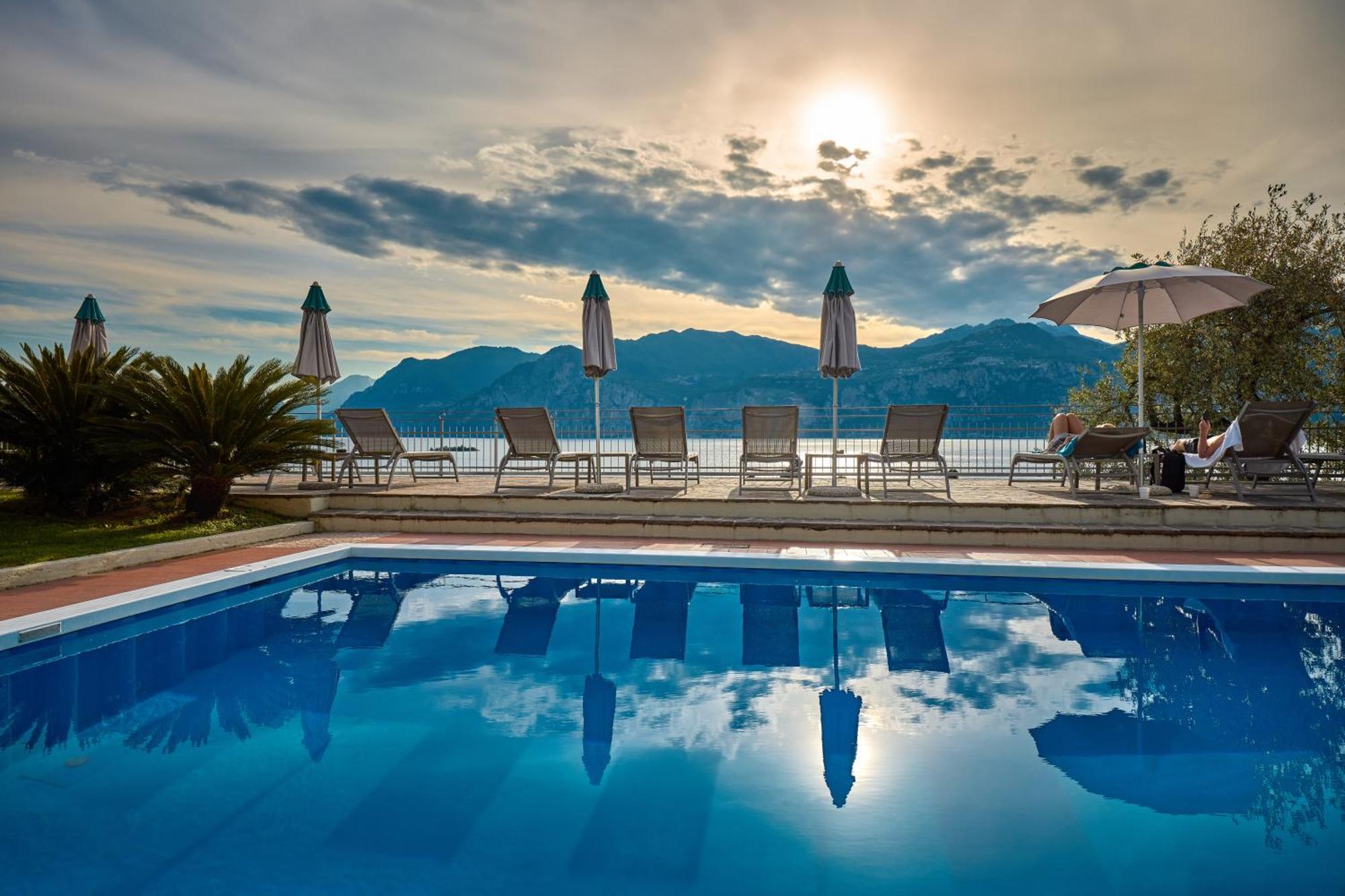 Hotel Capri Мальчезине Экстерьер фото