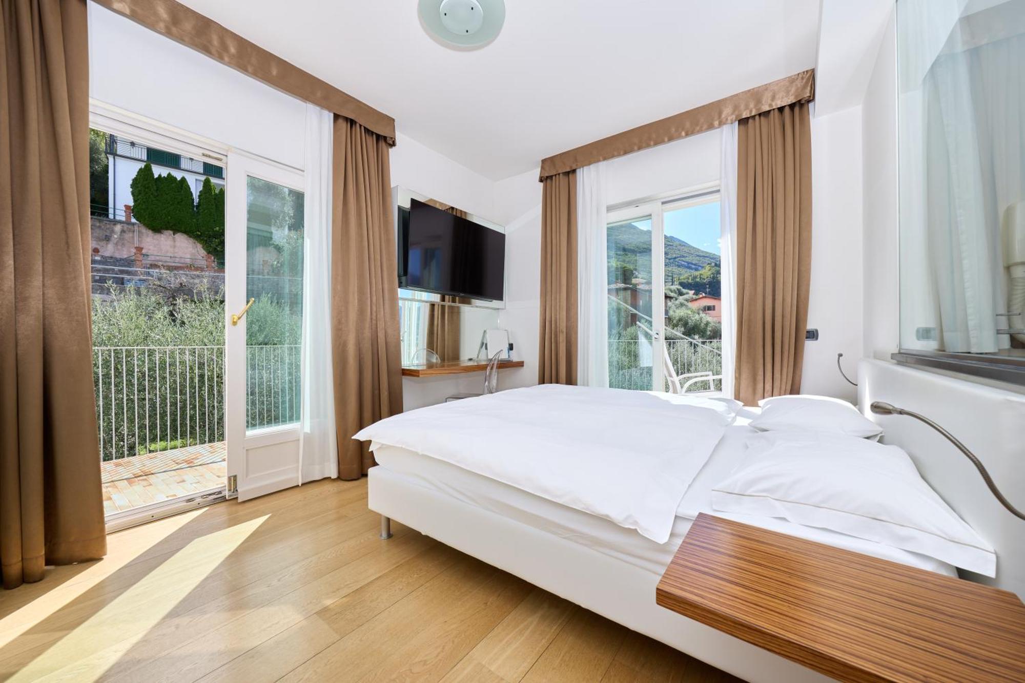 Hotel Capri Мальчезине Экстерьер фото