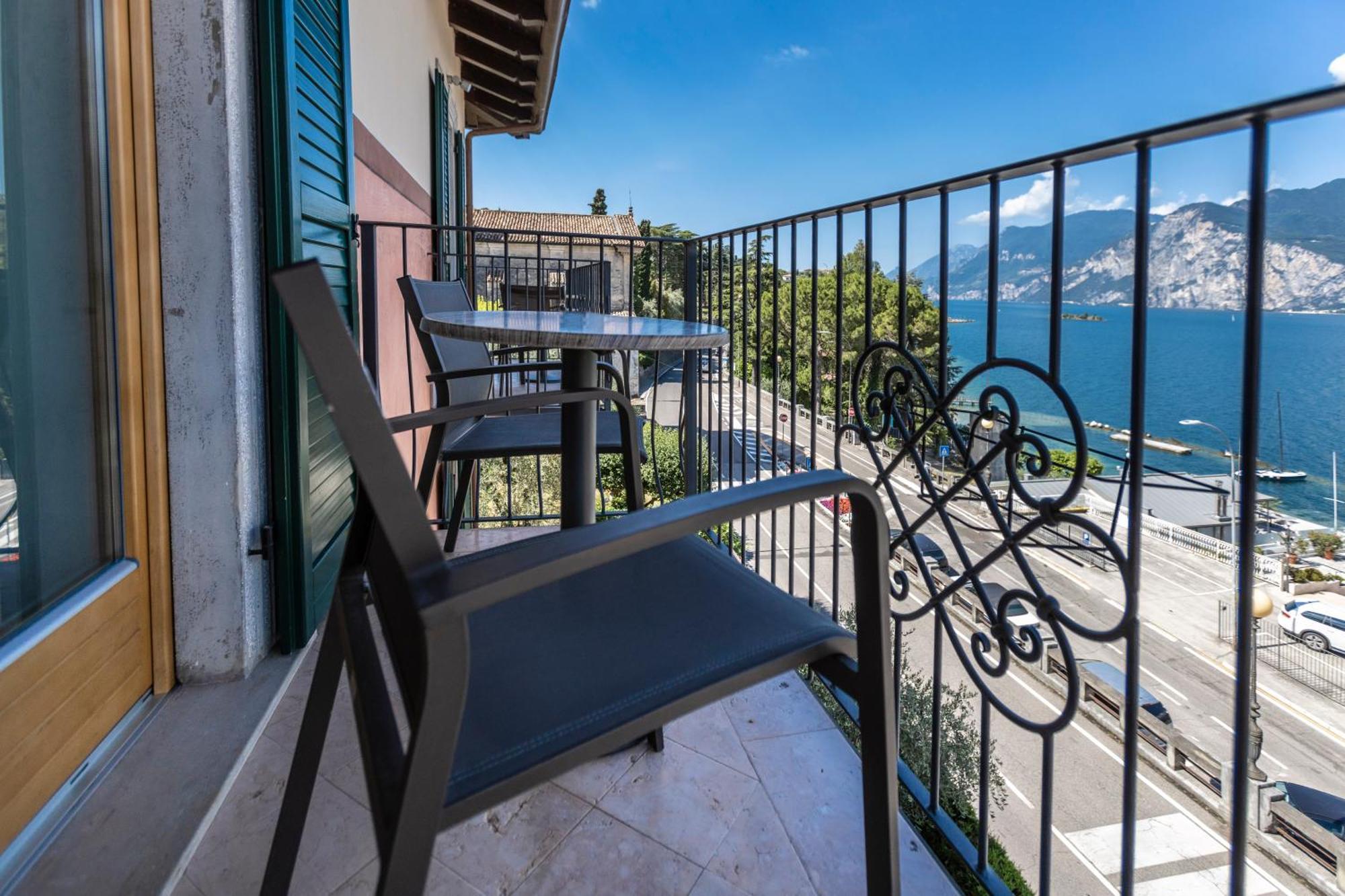 Hotel Capri Мальчезине Экстерьер фото