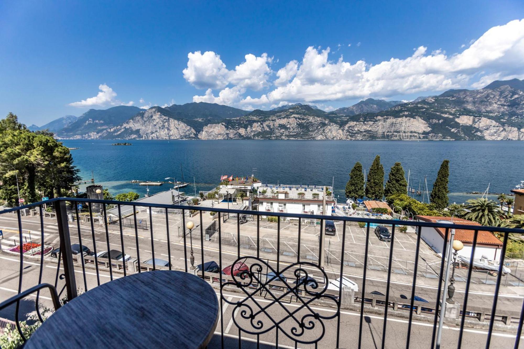 Hotel Capri Мальчезине Экстерьер фото
