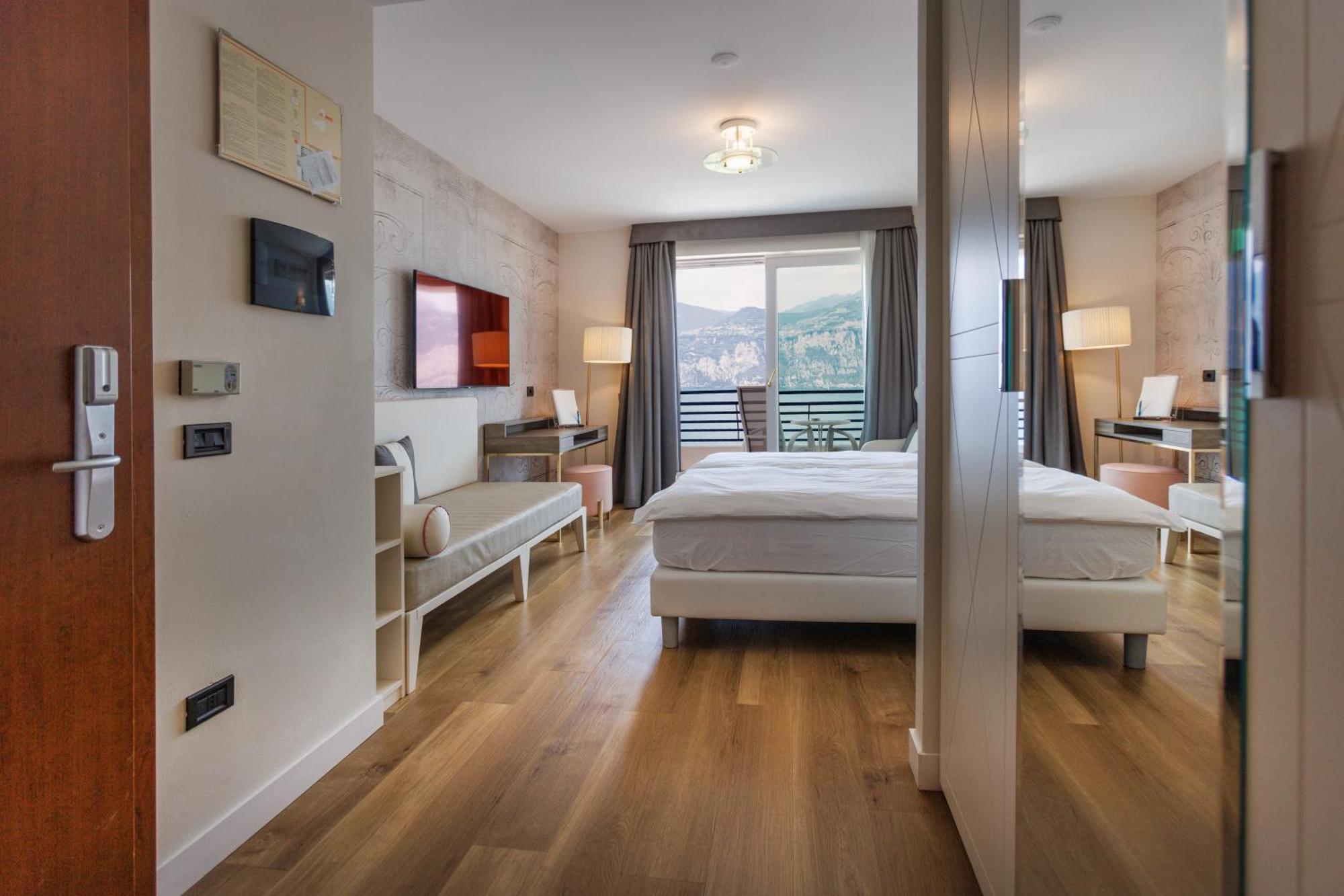 Hotel Capri Мальчезине Экстерьер фото