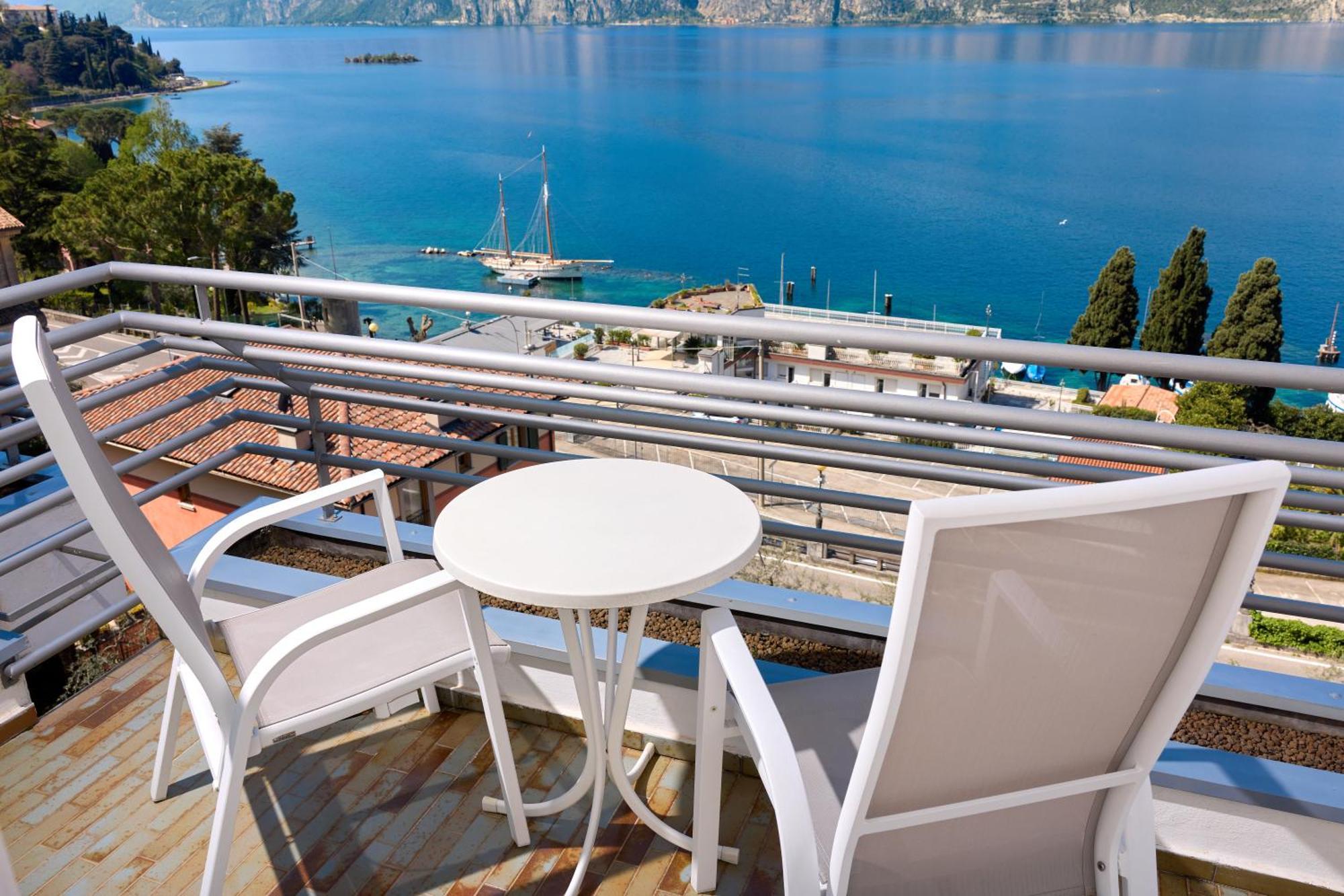Hotel Capri Мальчезине Экстерьер фото