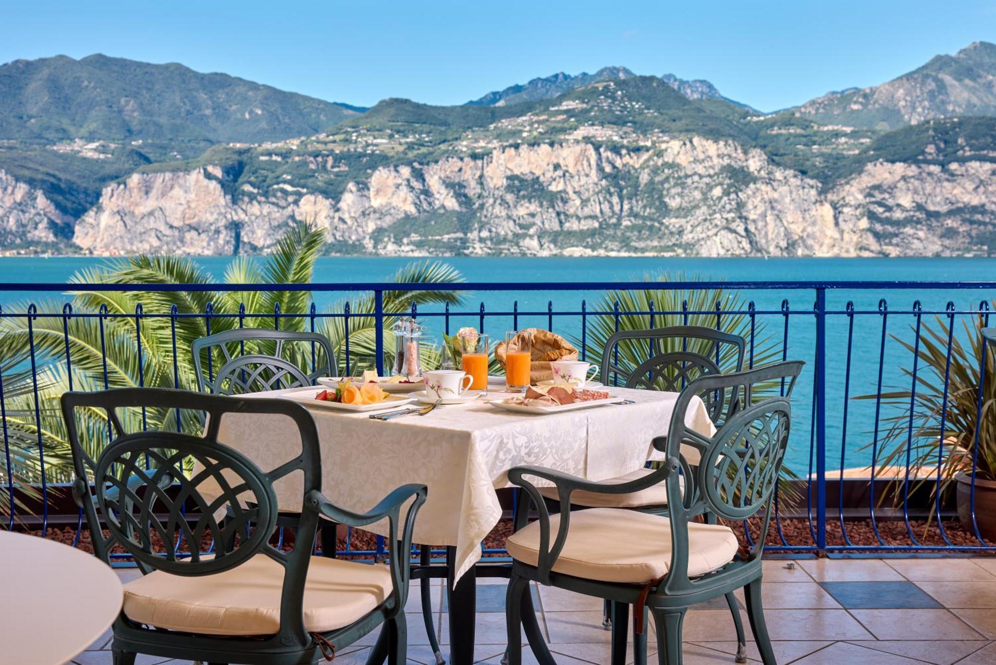 Hotel Capri Мальчезине Экстерьер фото