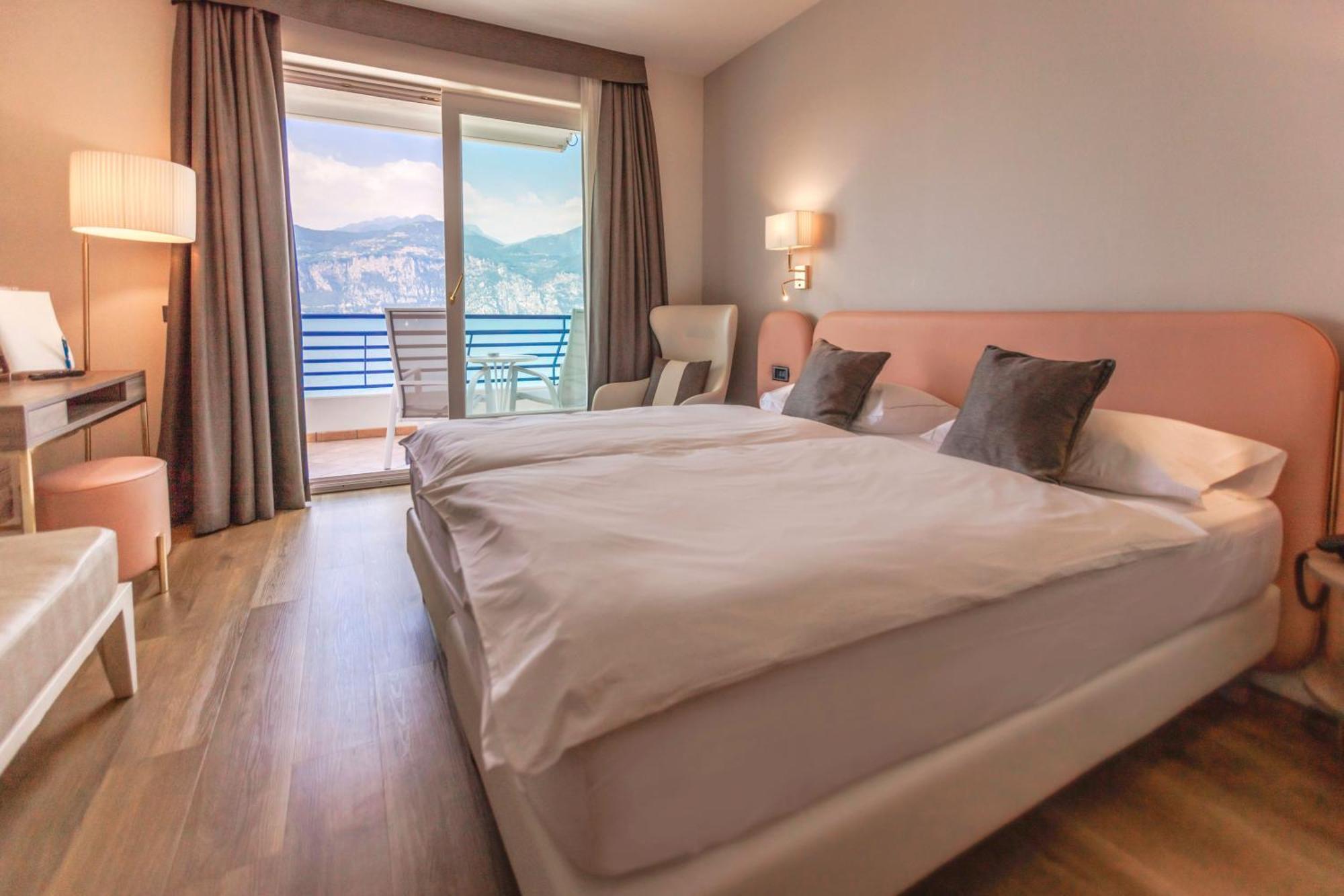 Hotel Capri Мальчезине Экстерьер фото