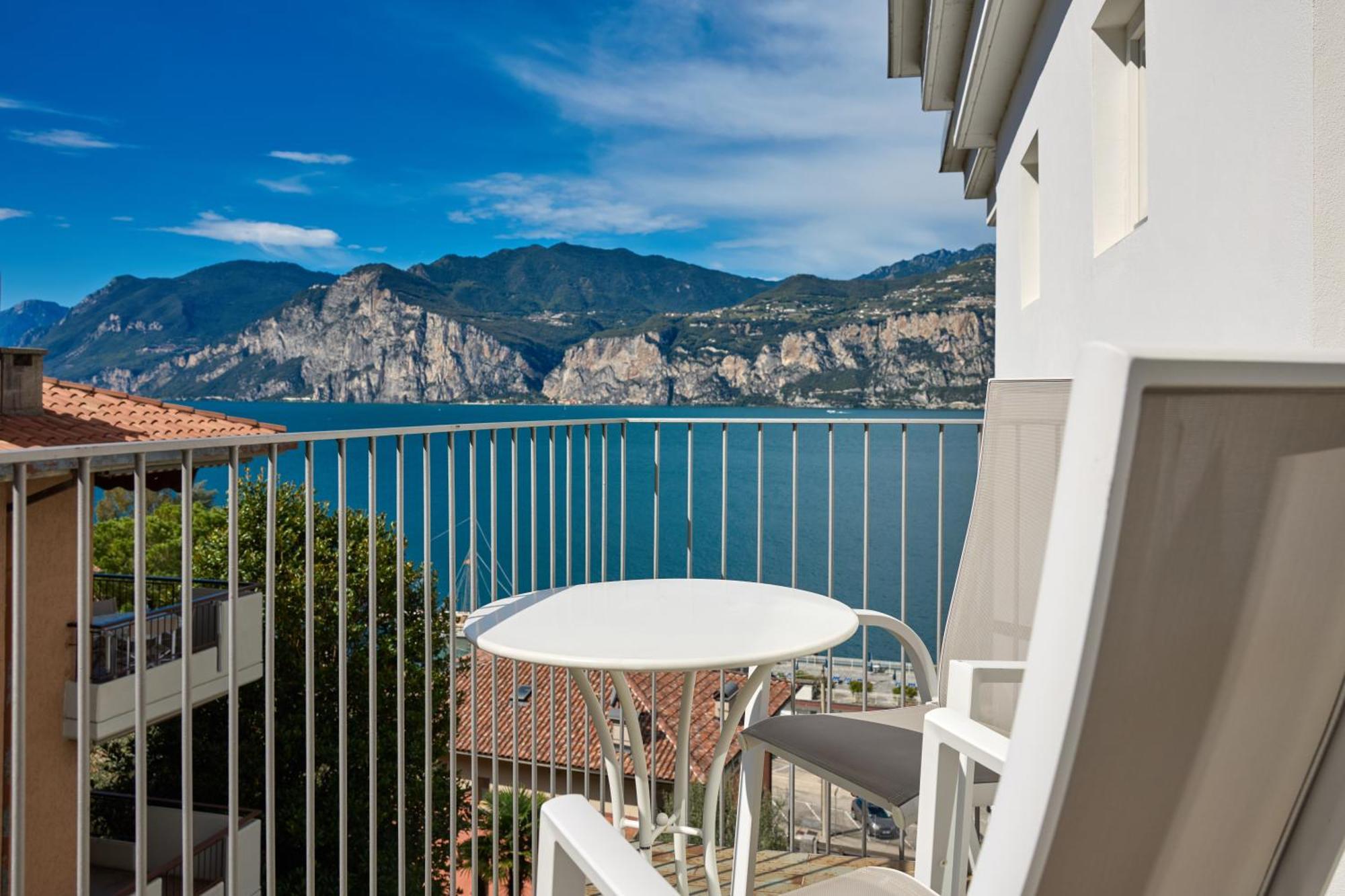 Hotel Capri Мальчезине Экстерьер фото