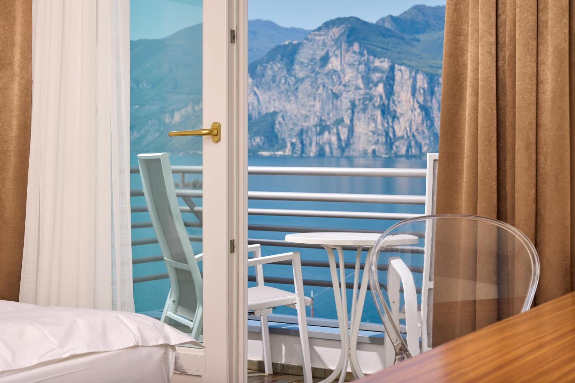 Hotel Capri Мальчезине Экстерьер фото