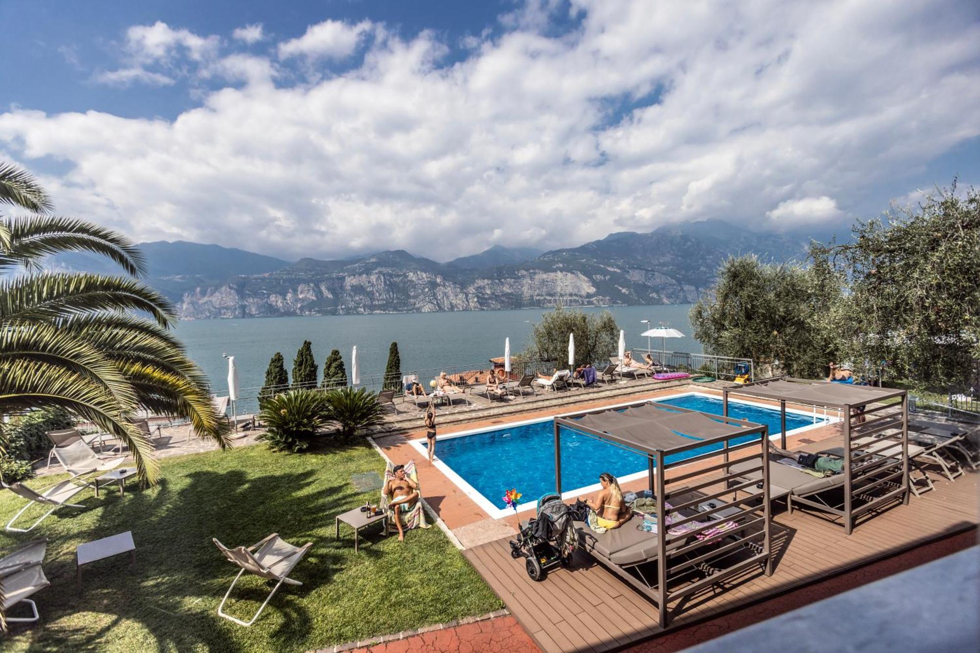 Hotel Capri Мальчезине Экстерьер фото