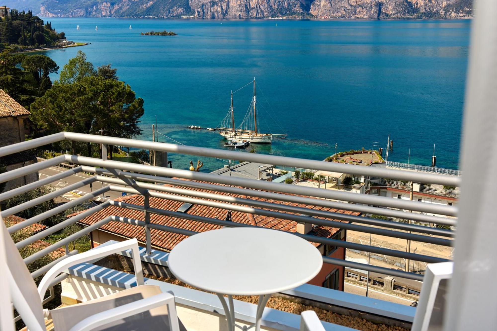 Hotel Capri Мальчезине Экстерьер фото