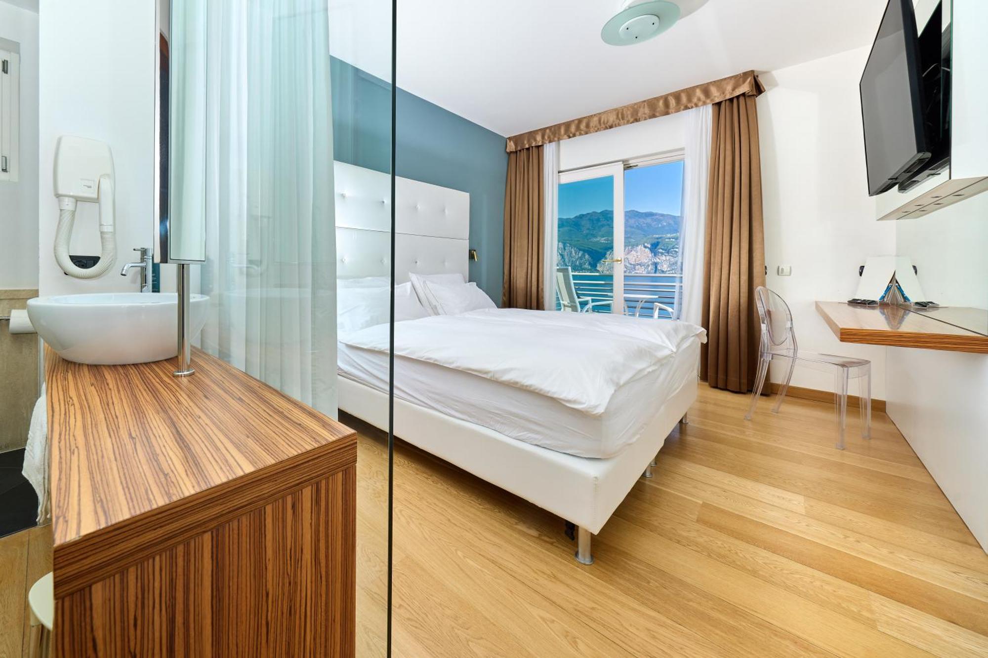 Hotel Capri Мальчезине Экстерьер фото